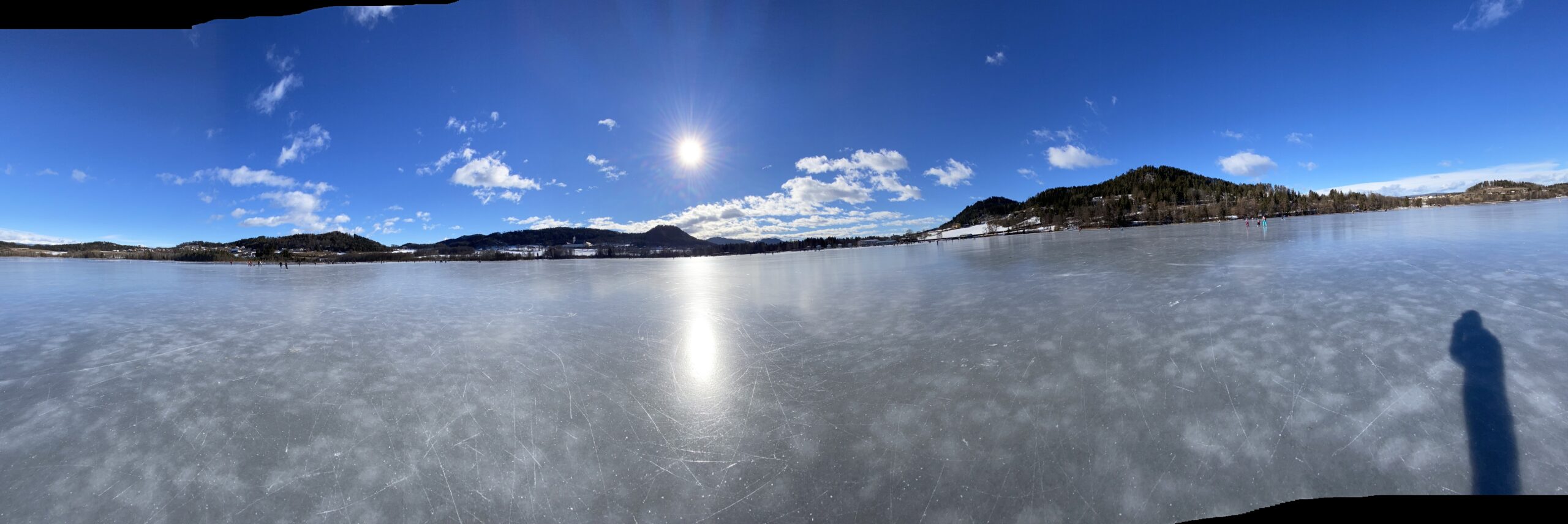 Ein See mit Eisfläche